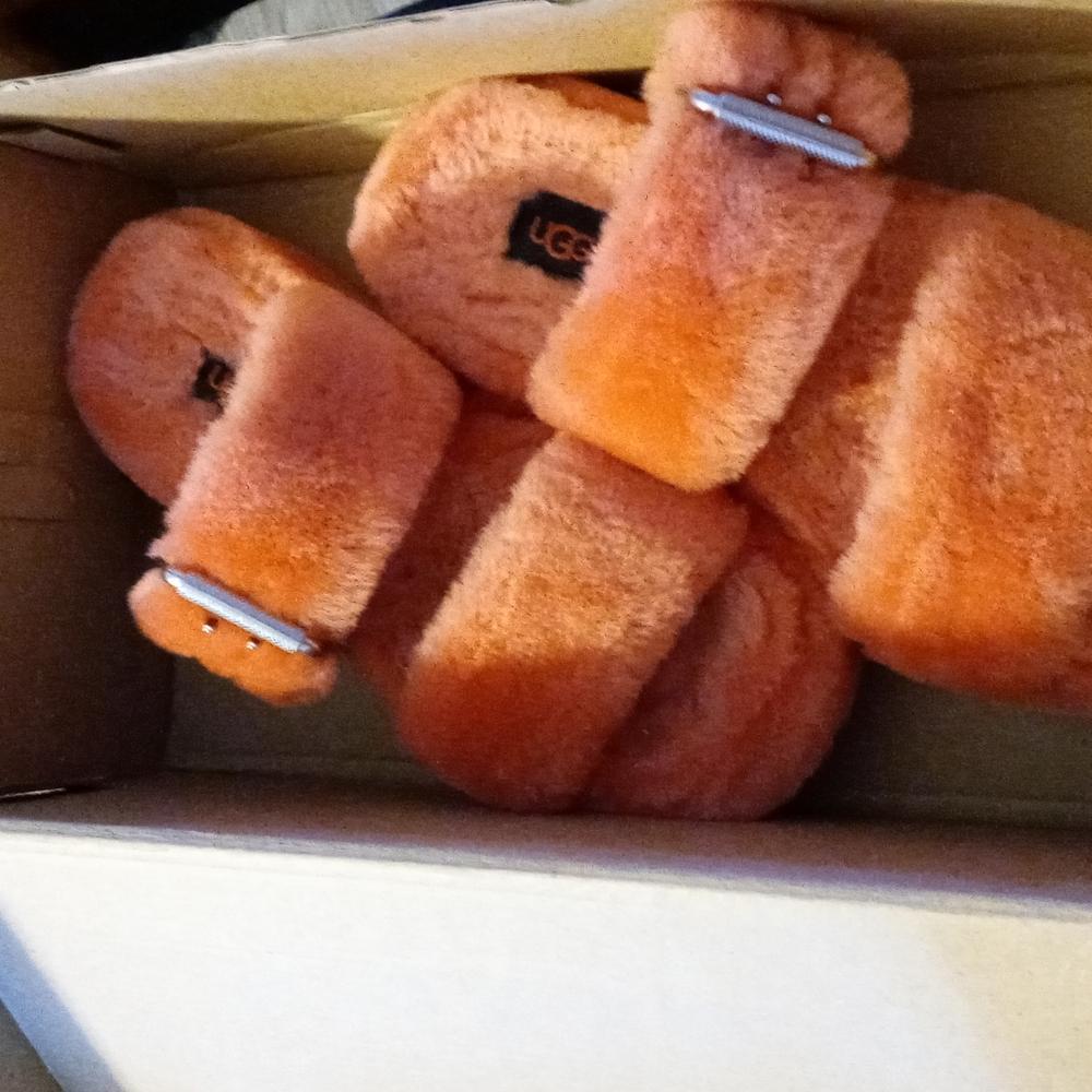 UGG Women's Fuzz Yeah sandals!